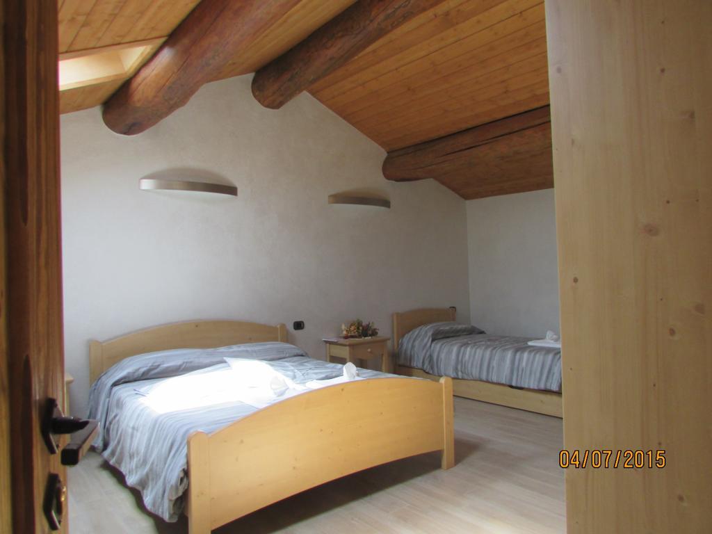 Locanda Il Campo Della Quercia San Damiano Macra Szoba fotó